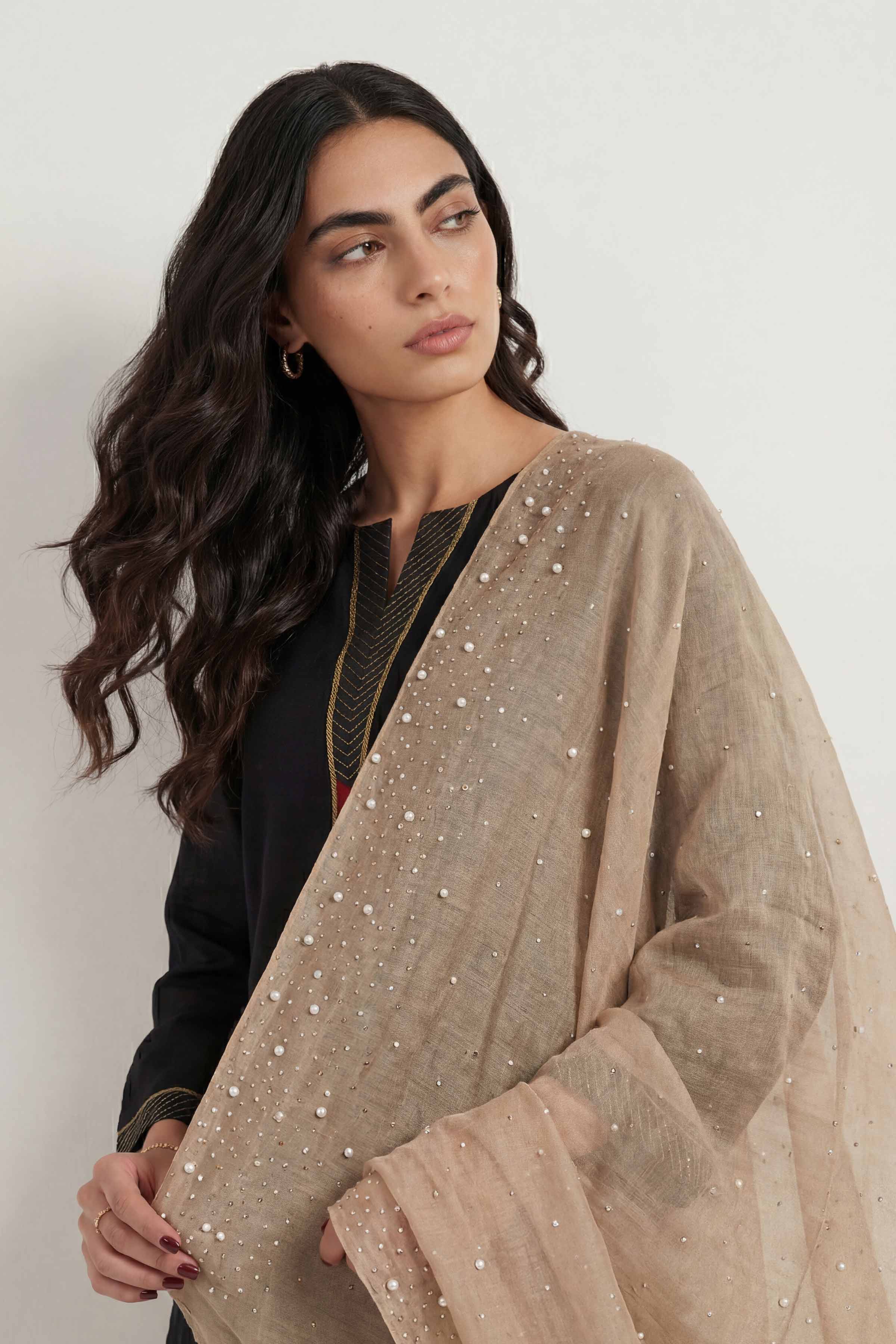 Camel Women Scarf-447932129