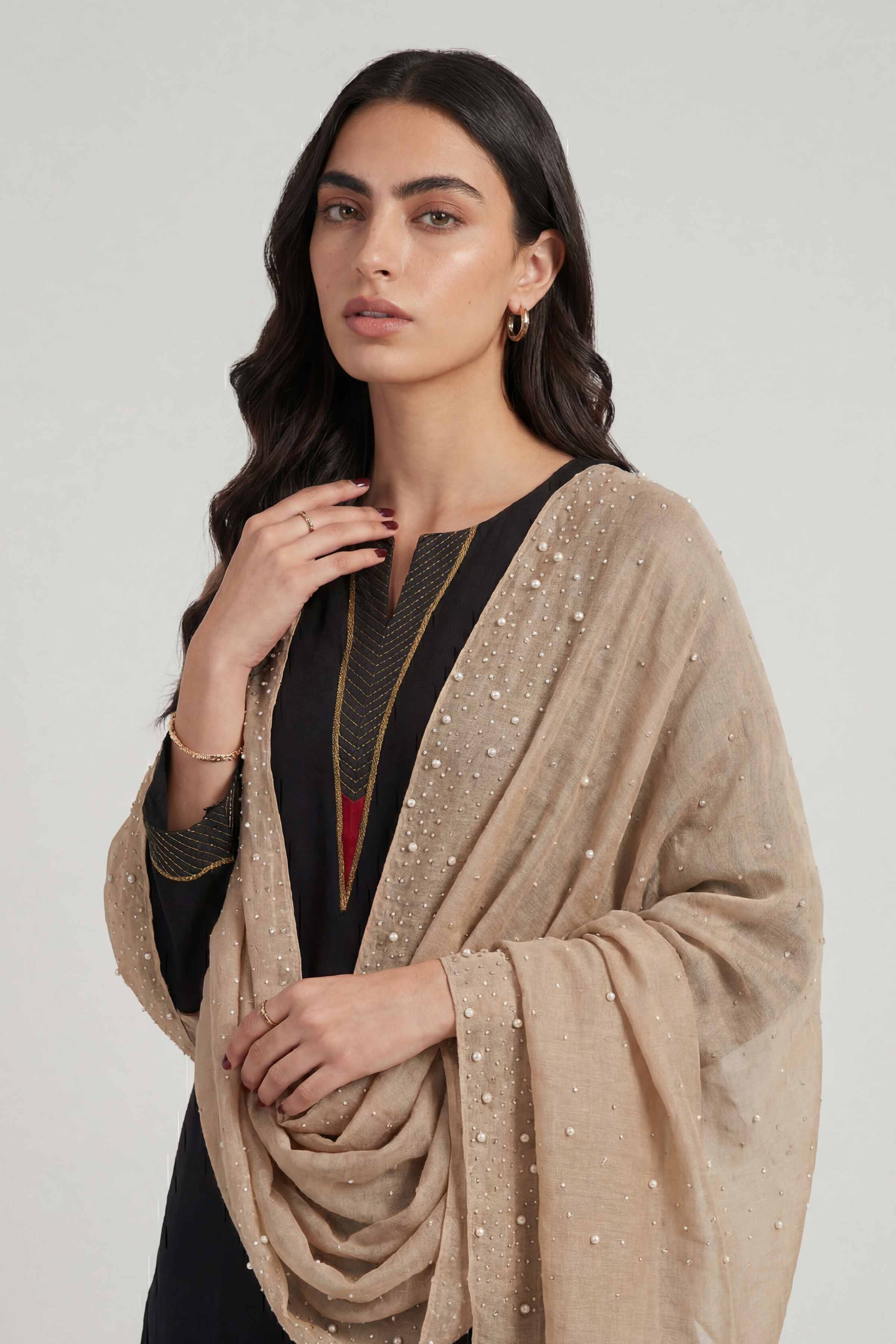 Camel Women Scarf-447932129