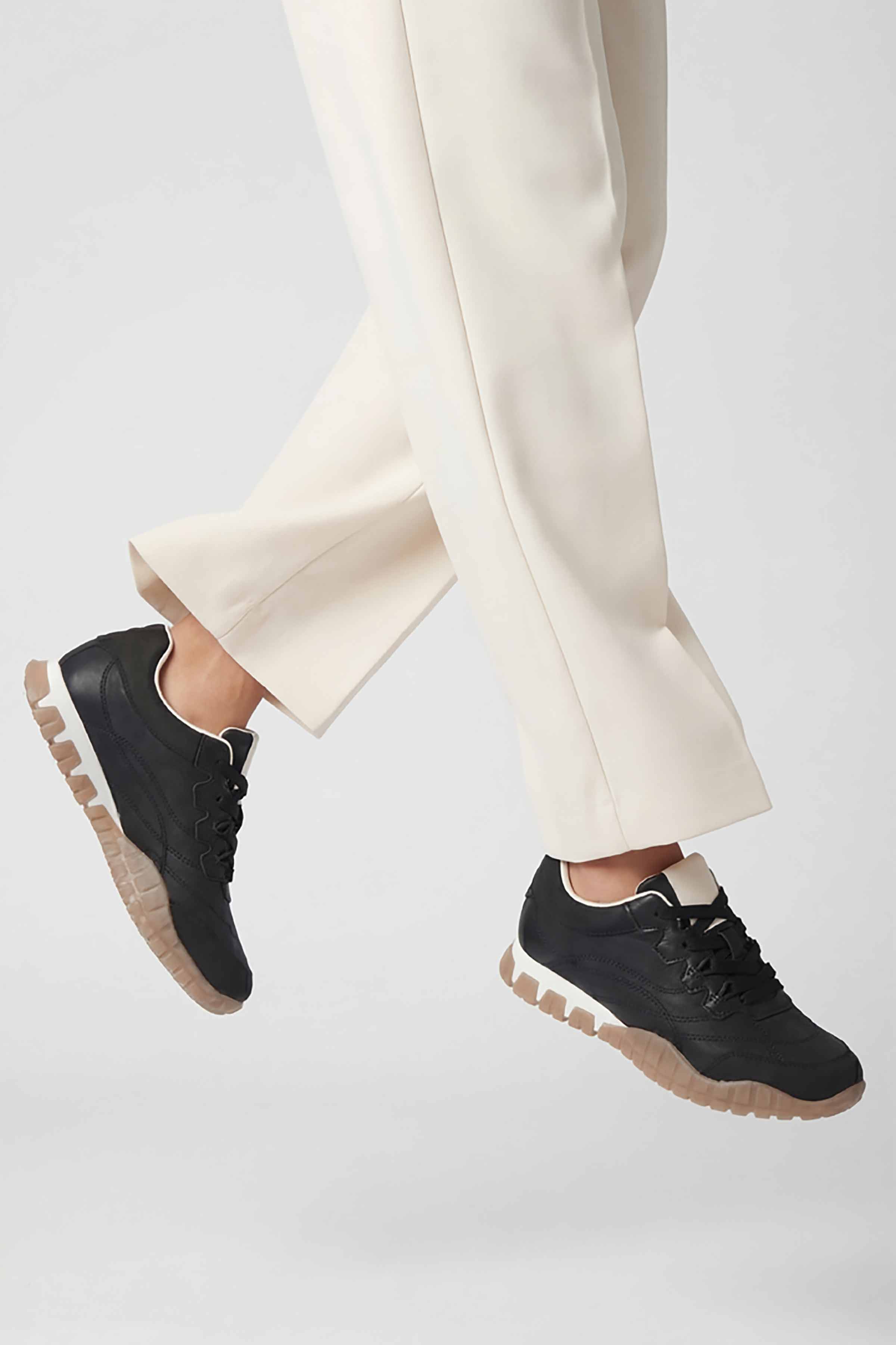 Black Canvas-449252903