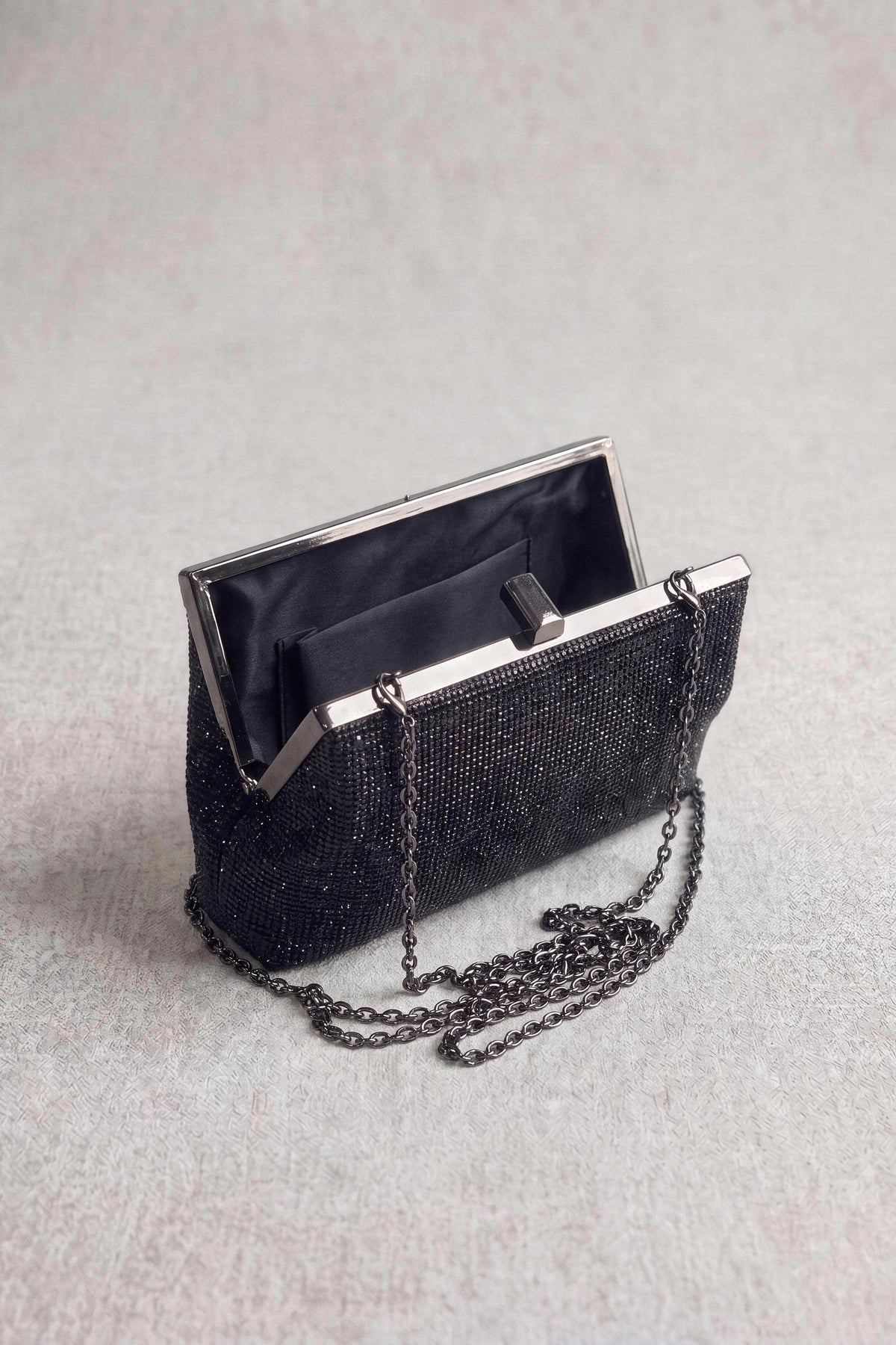 Black Clutch-1716952103
