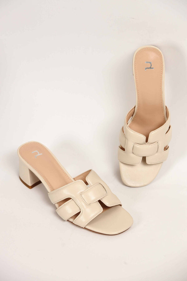 Women Off White Chappal