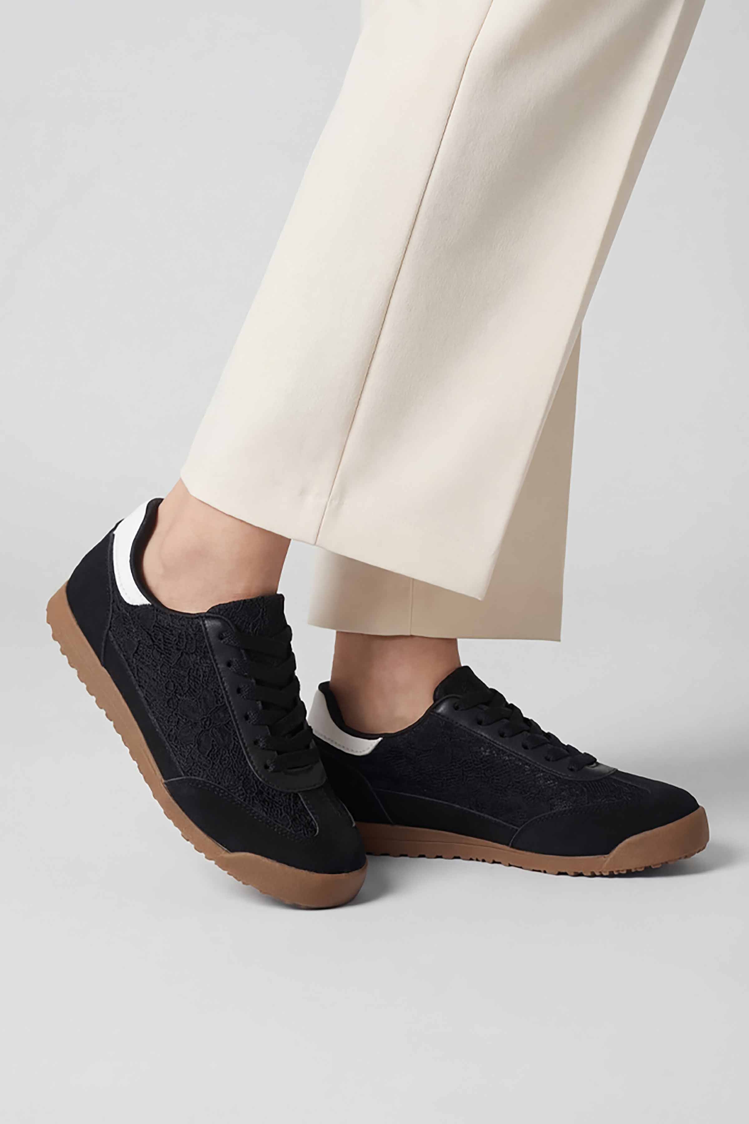 Black Canvas-449242903