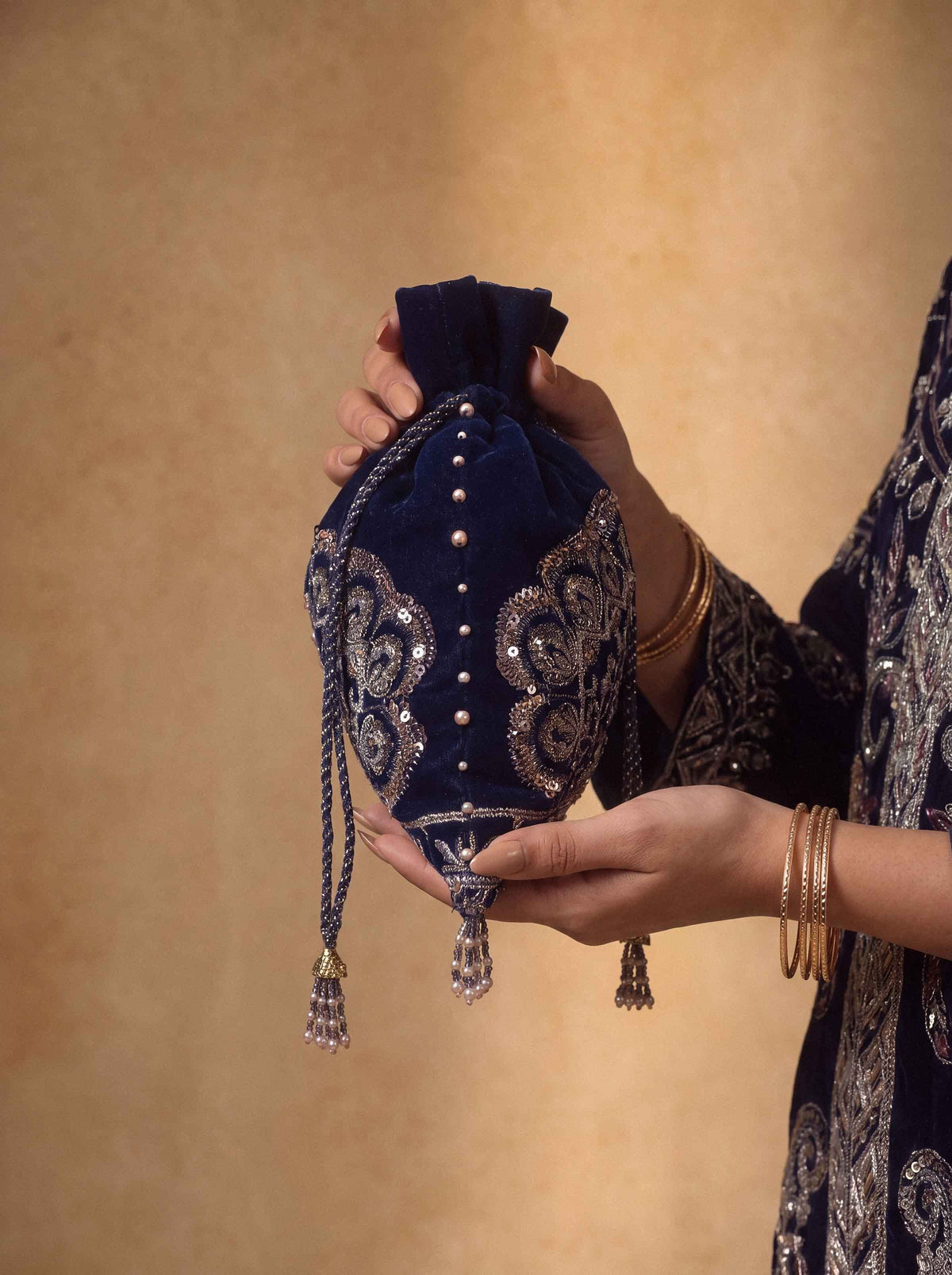 EMBROIDERED POUCH - ST1PE-BOUT26WV1-6 for Women - Boutique Collection | Nishat | Shop Online 